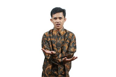 Batik tişört giyen Asyalı adamın portresi beyaz arka planda izole bir şekilde kollarını kavuşturuyor.