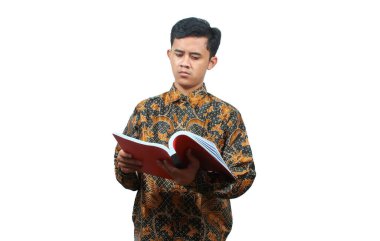 Genç bir öğretim görevlisi, beyaz bir arka planda izole edilmiş bir öğrencinin tezini kontrol ediyor.