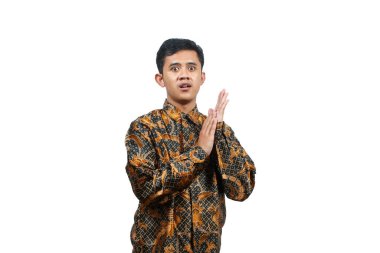 Uzun kollu batik gömlek giyen Asyalı adam alkışlıyor. Tebrik ediyor, beyaz arka planda soyutlanıyor.
