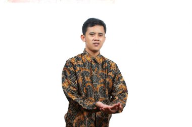 Batik tişört giyen Asyalı adam iki eli de aşağıda bağış istiyor.