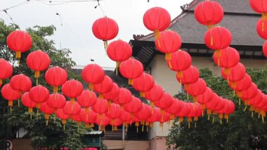 Çin Yeni Yılı dekore etmek için Solo şehrinin köşelerine kırmızı fenerler konur.