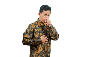 Batik gömlek giyen Asyalı hasta öksürük ve balgam, beyaz arka planda izole edilmiş sağlık konsepti
