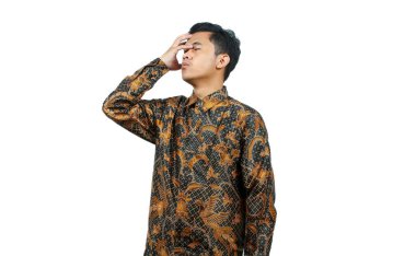 Batik gömlek giyen Asyalı bir adam migren ağrısı izole edilmiş beyaz arka plan, sağlık konsepti