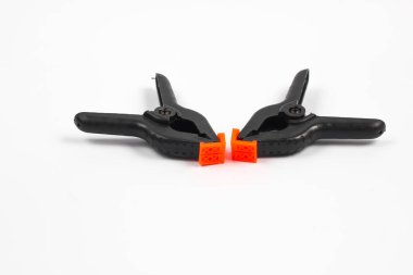 Beyaz arkaplanda izole edilmiş iki kumaş klipsi