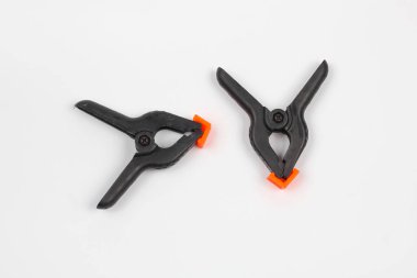 Beyaz arkaplanda izole edilmiş iki kumaş klipsi