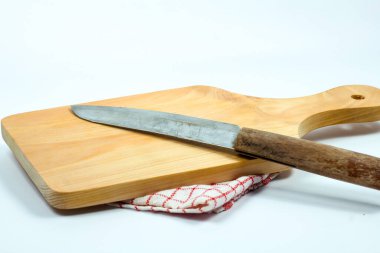 Tahta ve eski bıçak beyaz arka planda izole edilmiş.