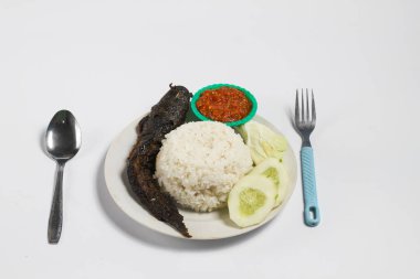 Izgara yayın balığı, pirinç, sebze ve kırmızı biber sosu beyaz arka planda izole edilmiş bir tabakta.