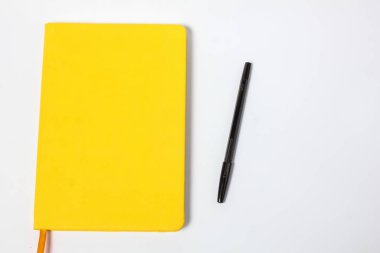 Not defteri ve siyah kalem beyaz arkaplanda izole edildi. Eğitim kavramı