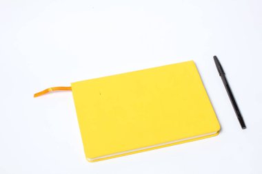 Not defteri ve siyah kalem beyaz arkaplanda izole edildi. Eğitim kavramı