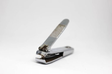 Beyaz arka planda izole edilmiş paslanmaz çelik tırnak makasının yakın görüntüsü. Kişisel hijyen ekipmanları konsepti