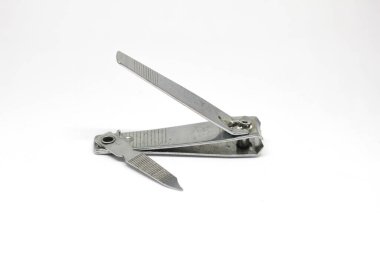 Paslanmaz çelik tırnak makası beyaz arka planda izole edildi. Kişisel hijyen ekipmanları konsepti