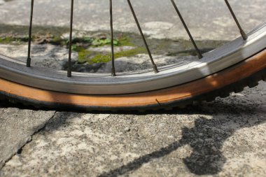 Yolculuğun ortasında bisiklet lastiği patladı.