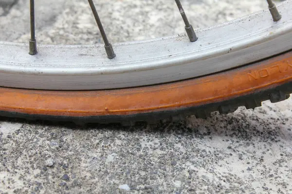 Yolculuğun ortasında bisiklet lastiği patladı.