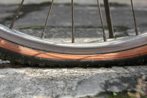 Yolculuğun ortasında bisiklet lastiği patladı.