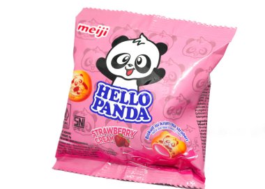 Endonezya, Sukoharjo - 31 Mart 2025: Merhaba Panda Çilekli Kurabiye Ürünleri Beyaz Arkaplanda İzole Edildi. Tatlı Panda Kafalı Kurabiyeler Tatlı Çilek Reçeli.