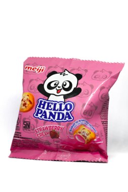 Endonezya, Sukoharjo - 31 Mart 2025: Merhaba Panda Çilekli Kurabiye Ürünleri Beyaz Arkaplanda İzole Edildi. Tatlı Panda Kafalı Kurabiyeler Tatlı Çilek Reçeli.