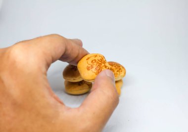 Endonezya, Sukoharjo - Mart 31. 2025: Beyaz arka planda bir adamın el ele tutuşması.
