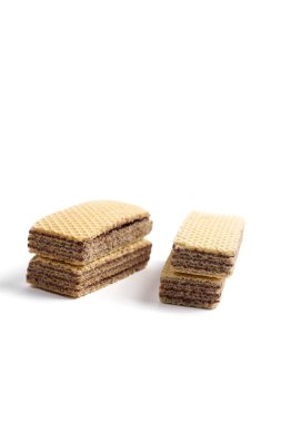 Beyaz arka planda izole edilmiş bir yığın çikolatalı gofret.