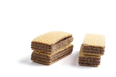 Beyaz arka planda izole edilmiş bir yığın çikolatalı gofret.