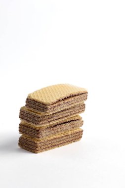 Beyaz arka planda izole edilmiş bir yığın çikolatalı gofret.