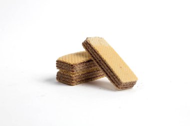 Beyaz arka planda izole edilmiş bir yığın çikolatalı gofret.