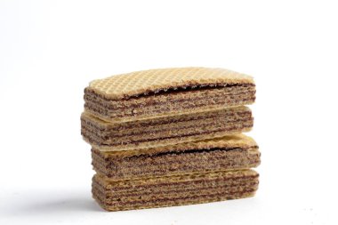 Beyaz arka planda izole edilmiş bir yığın çikolatalı gofret.