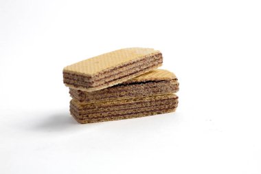 Beyaz arka planda izole edilmiş bir yığın çikolatalı gofret.