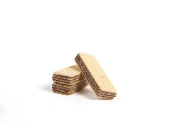 Beyaz arka planda izole edilmiş bir avuç çikolata. Kalın çikolata reçelli gofretler Tadını çıkarmaya hazır