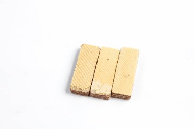 Beyaz arka planda izole edilmiş bir avuç çikolata. Kalın çikolata reçelli gofretler Tadını çıkarmaya hazır