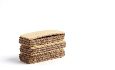 Beyaz arka planda izole edilmiş bir avuç çikolata. Kalın çikolata reçelli gofretler Tadını çıkarmaya hazır