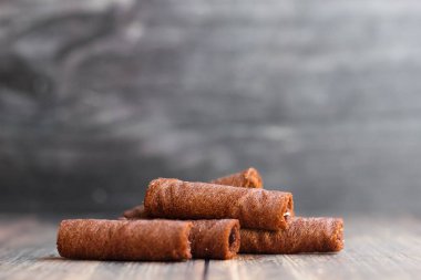 Tahta bir tahtanın üzerinde çikolata astar atıştırmalığı var.