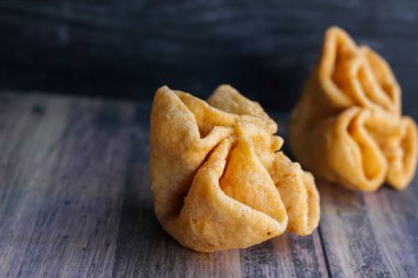 pokus çiçeği (kembang waru), Gede şehrinin Yogyakarta bölgesinde yetişen tipik bir ekmektir. Buğday unu, tavuk yumurtası, şeker, süt, vanilya ve tereyağından yapılır..