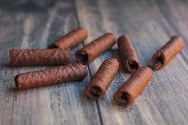 Tahta arka planda izole edilmiş lezzetli atıştırmalıklar.