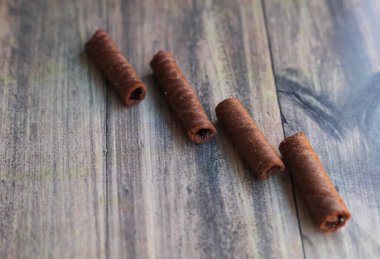 Tahta arka planda izole edilmiş lezzetli atıştırmalıklar.