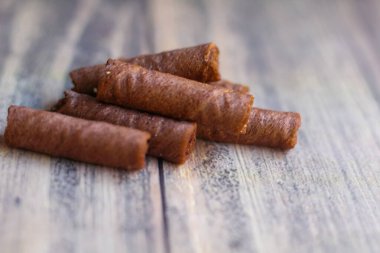 Tahta arka planda izole edilmiş lezzetli atıştırmalıklar.