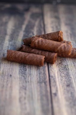 Tahta arka planda izole edilmiş lezzetli atıştırmalıklar.