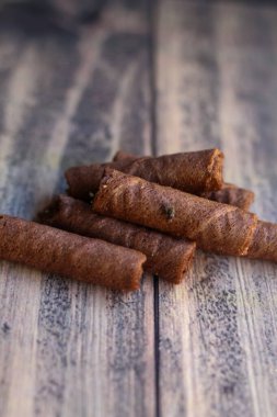 Sineklerle kaplı bayat çikolata astarı.