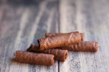 Tahta arka planda izole edilmiş lezzetli atıştırmalıklar.