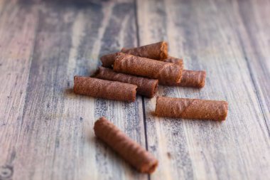 Tahta arka planda izole edilmiş lezzetli atıştırmalıklar.