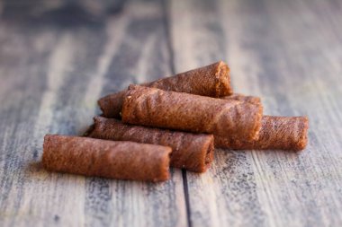 Tahta arka planda izole edilmiş lezzetli atıştırmalıklar.