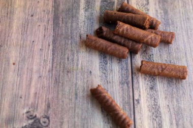 Tahta arka planda izole edilmiş lezzetli atıştırmalıklar.