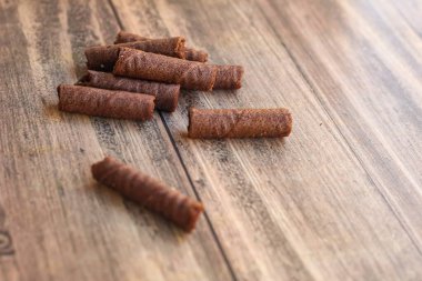 Tahta arka planda izole edilmiş lezzetli atıştırmalıklar.