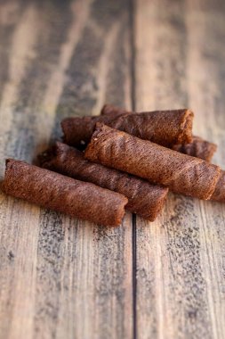 Tahta arka planda izole edilmiş lezzetli atıştırmalıklar.