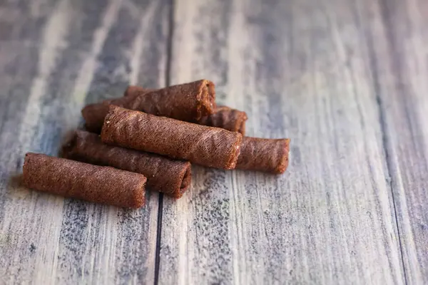 Tahta arka planda izole edilmiş lezzetli atıştırmalıklar.