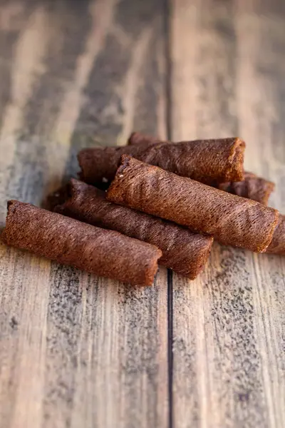 Tahta arka planda izole edilmiş lezzetli atıştırmalıklar.