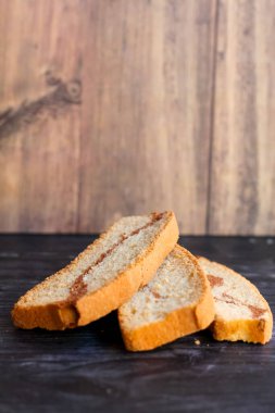 Kahvaltıyı hazırlarken kara tahtaya üç kuru sünger keki yapıştır.