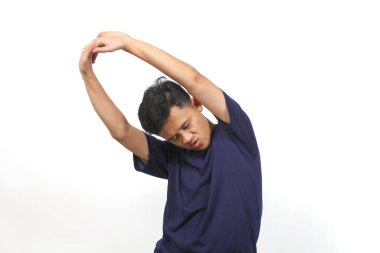 Beyaz arka planda izole edilmiş egzersiz öncesi ellerini esneten Asyalı bir adam. Sağlık ve zindelik vücut konsepti