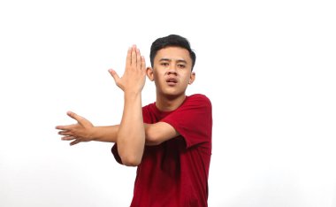 Beyaz arka planda izole edilmiş egzersiz öncesi ellerini esneten Asyalı bir adam. Sağlık ve zindelik vücut konsepti