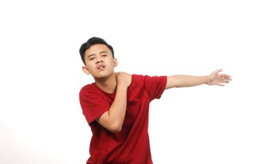 Beyaz arka planda izole edilmiş egzersiz öncesi ellerini esneten Asyalı bir adam. Sağlık ve zindelik vücut konsepti