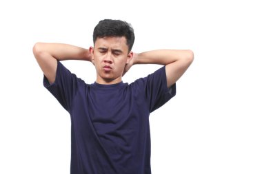 Asyalı adam azami vücut esneme hareketi yapıyor, beyaz arka planda izole edilmiş. Sağlık konsepti.